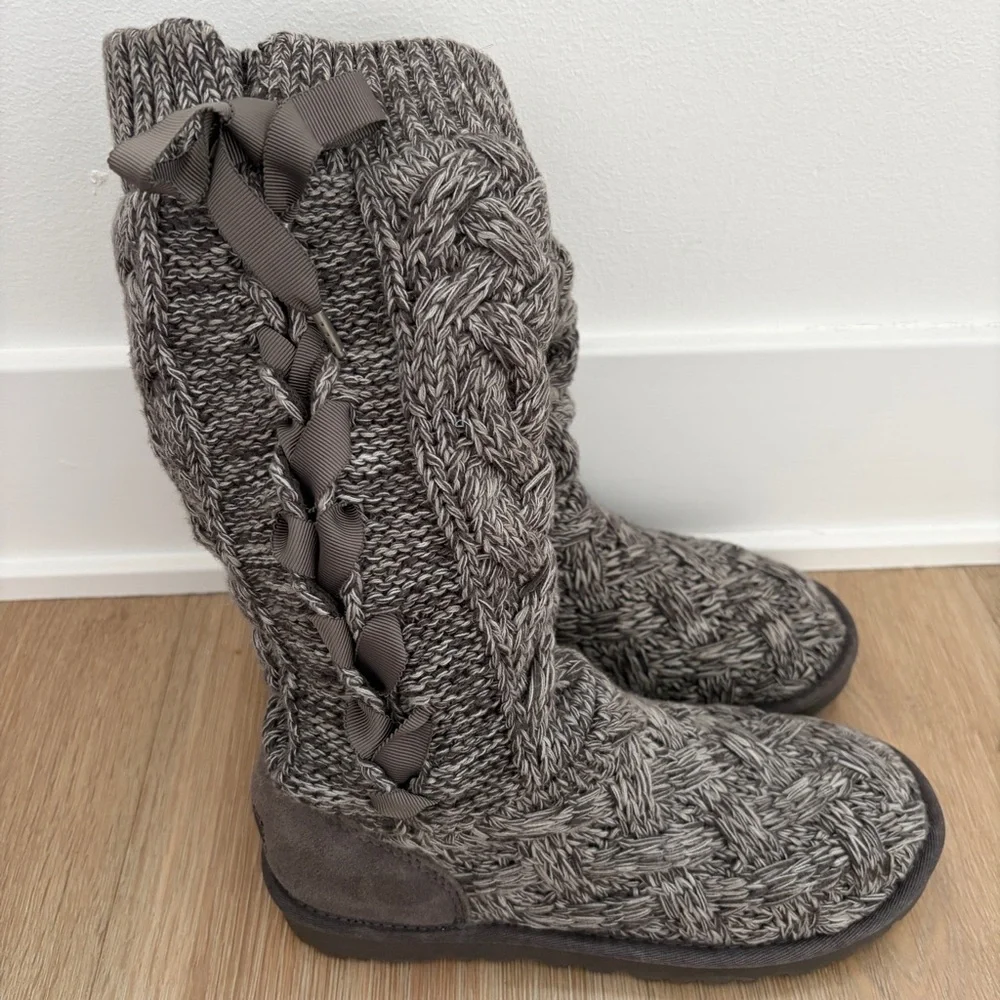 New without box Woman's Mahalya Grey Lace Up Cardi Cable Knit Uggs US Size 6